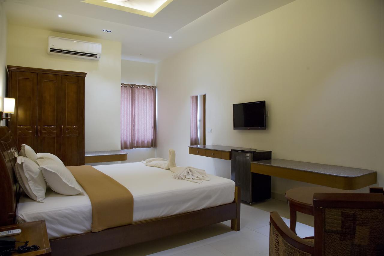 The Grand White Palace Hotel Mayiladuthurai Buitenkant foto